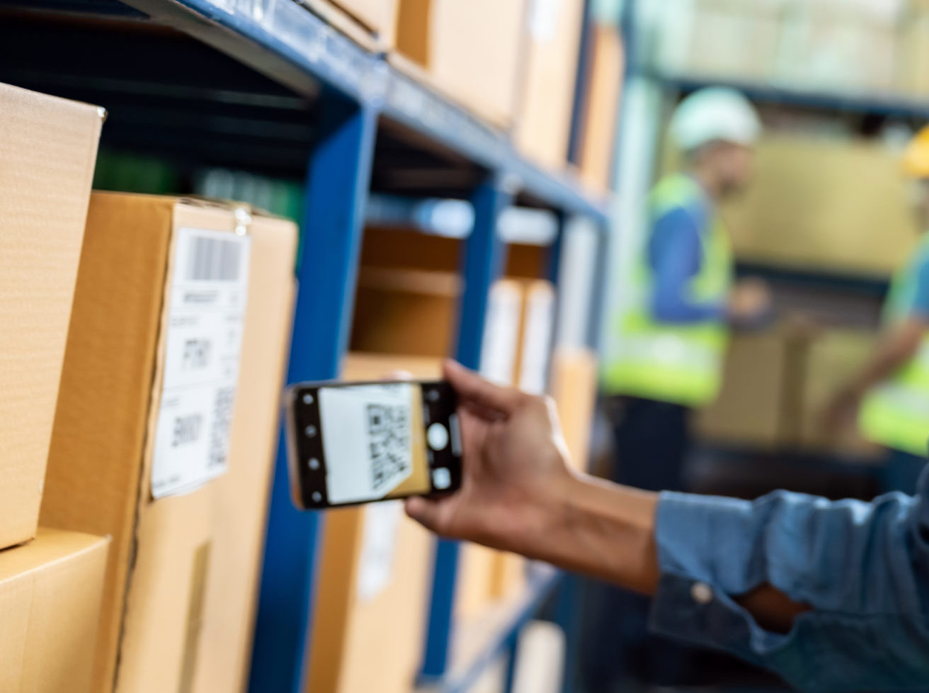 Warehouse,Worker,Use,Mobile,Phone 鼎天国际官方网站图片